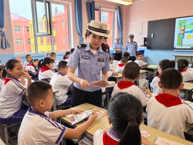 警校同发力！吕梁公安交警为学生平安成长 “护航”
