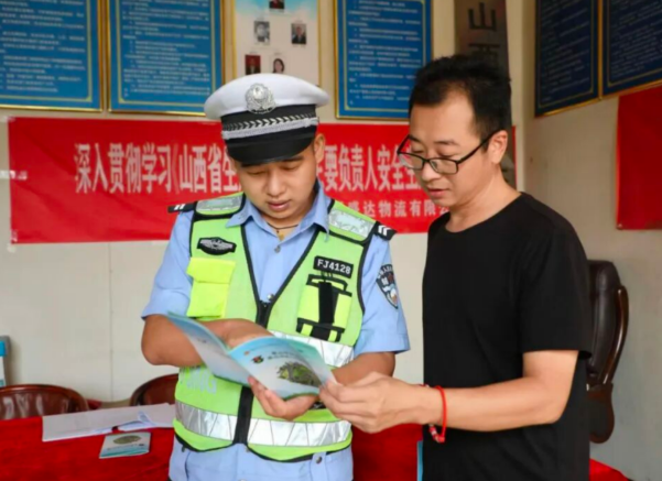 临汾公安交警交通安全宣传进企业，筑牢安全防线护出行