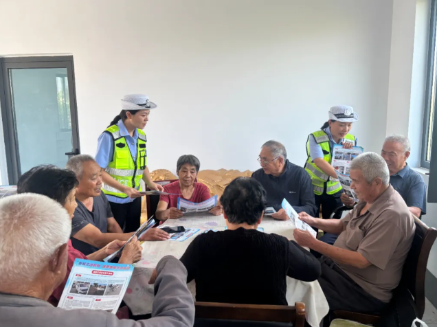 运城绛县公安交警进家庭开展交通安全宣传活动