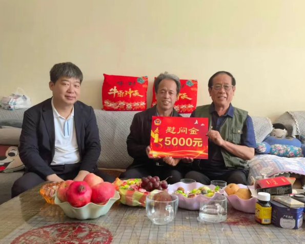 临汾市公安局党委委员、驻局纪检组组长邓云峰深入浮山县公安局走访慰问因公牺牲民警家