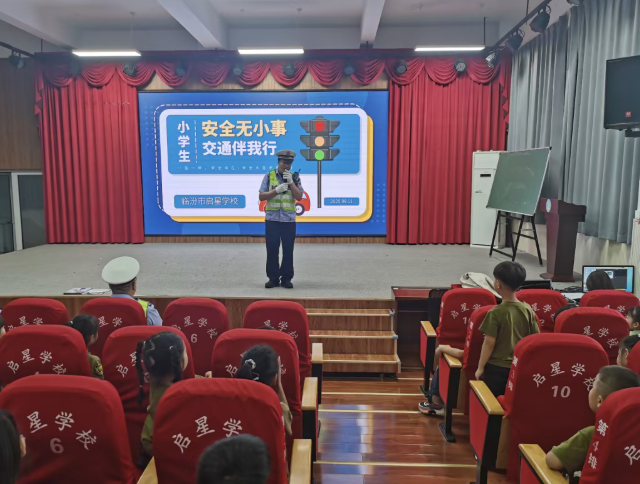 临汾公安交警支队直属五大队走进辖区学校开展秋季交安宣传暨三个“十小事”宣传活动