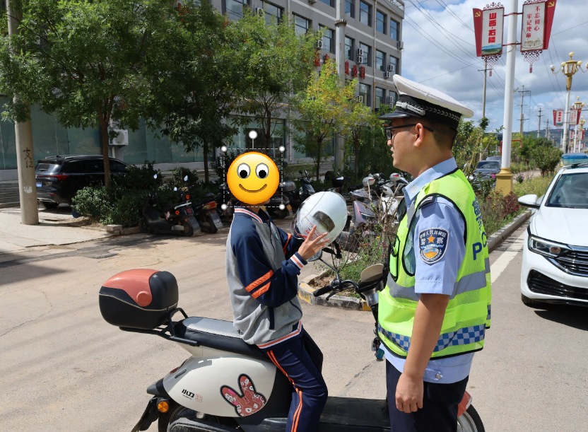 “头”等大事别侥幸——吕梁石楼交警全力守护 提升校园学生戴盔率、安全率