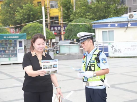 运城闻喜公安交警交通宣讲进公园 筑牢安全防线