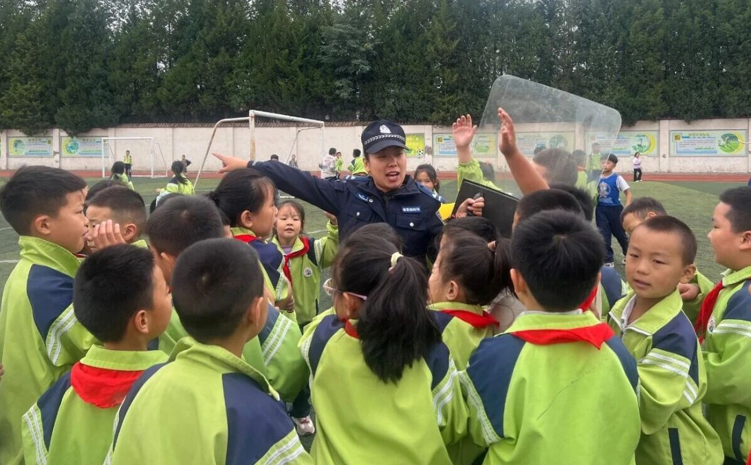 长治壶关县龙泉派出所联合阳光小学校开展反恐防暴应急演练
