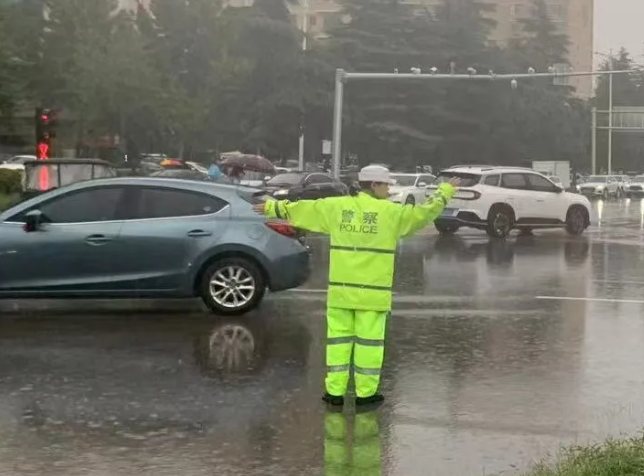风雨中的坚守：运城永济公安雨中执勤保畅通护平安