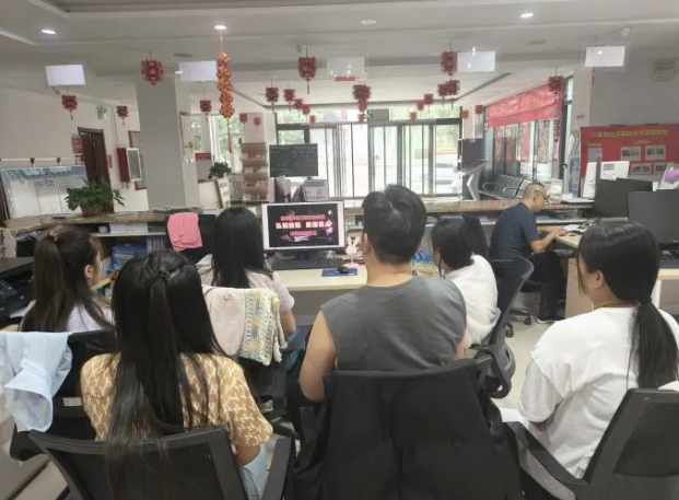 太原尖草坪区南寨街道兴安苑社区里的“反诈小课堂”很“对味”