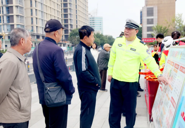 临汾市公安局交警支队组织开展“三个十小事”集中宣传活动
