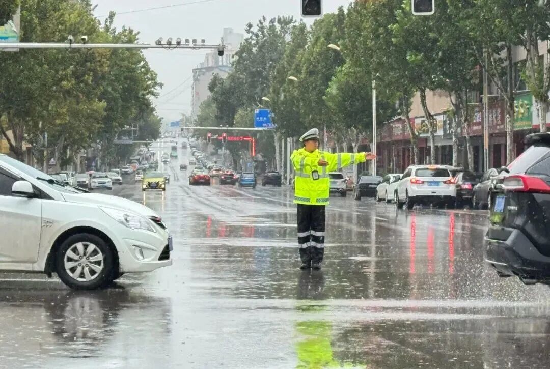 风雨中的坚守：运城河津公安交警雨中执勤保畅通护平安