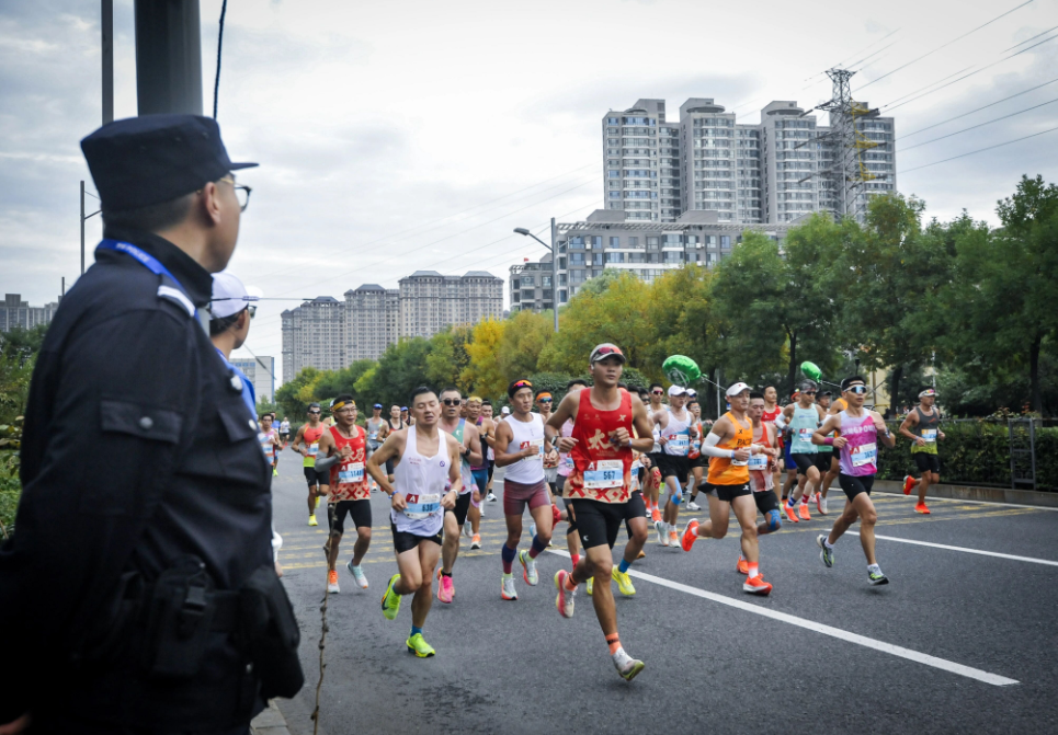 2025太原马拉松安全保卫任务圆满完成，全警筑起42.195公里平安防线