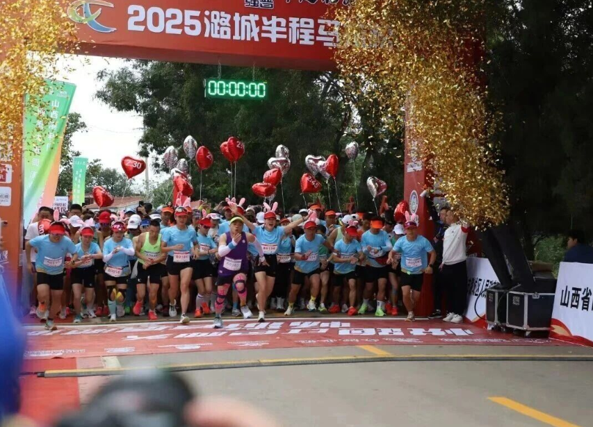 长治潞城公安全力护航2025半程马拉松赛跑