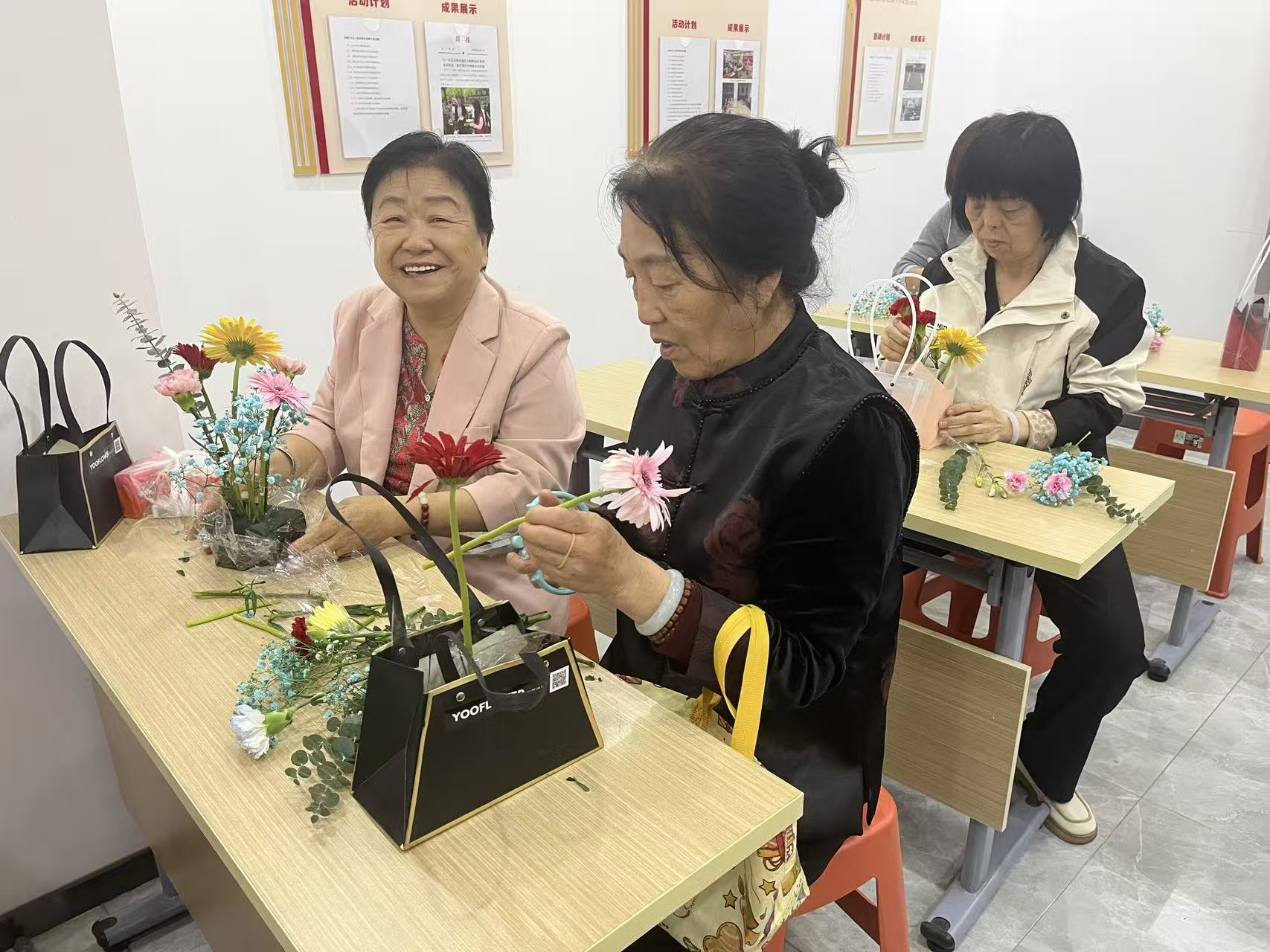 太原万柏林区王化街道：月满中秋迎华诞，桃李芬芳插花艺