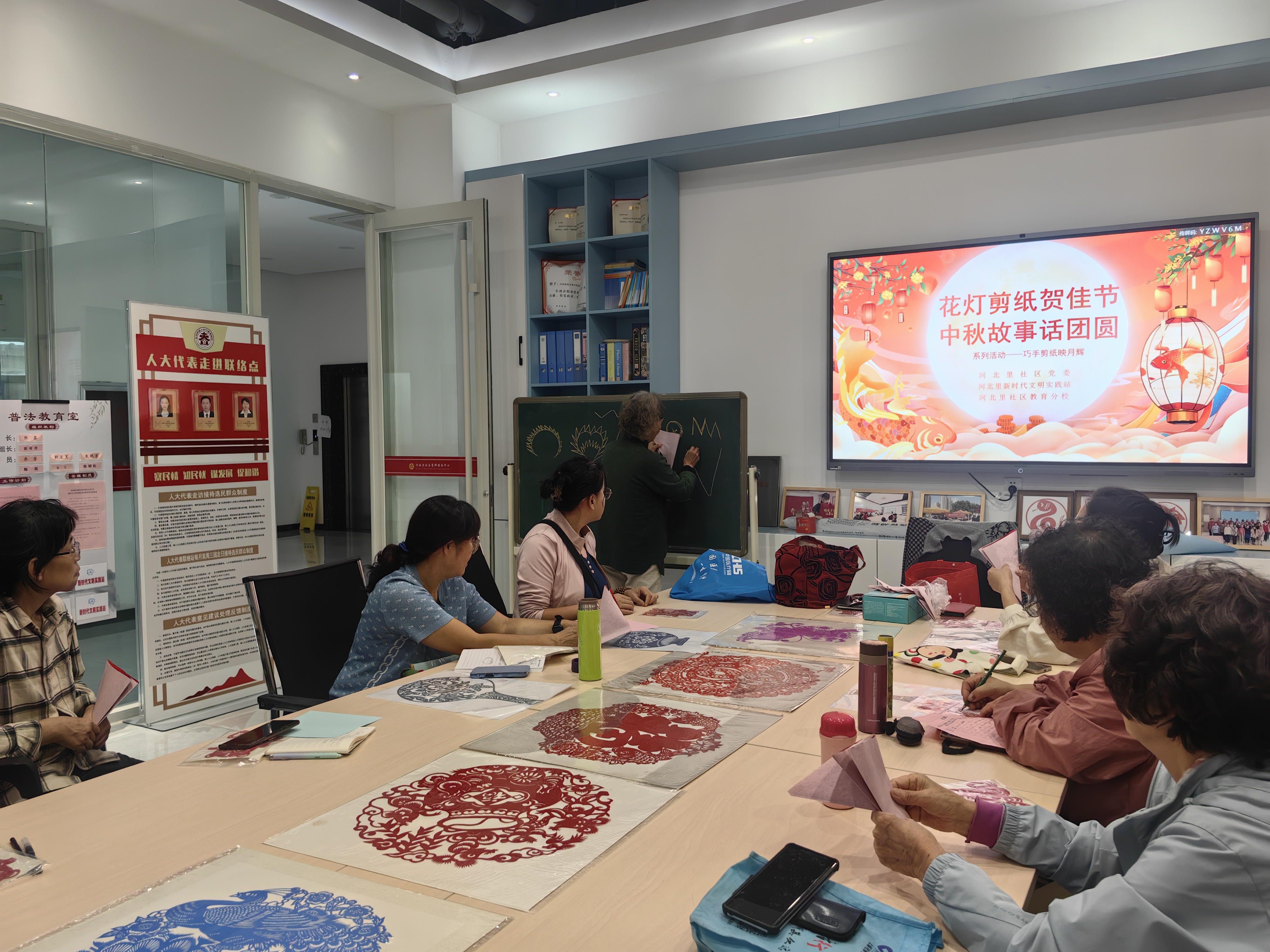 太原杏花岭区敦化坊街道：花灯剪纸贺佳节  中秋故事话团圆