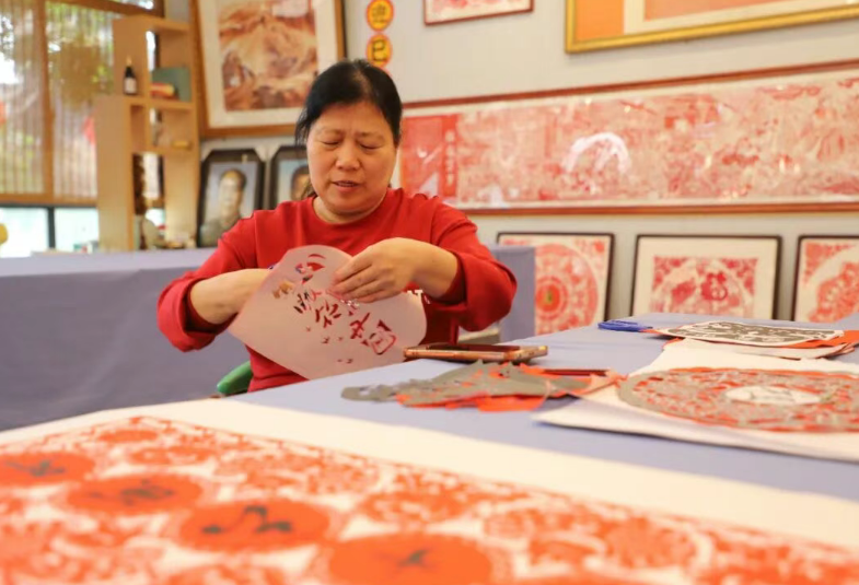 太原小店区：以剪纸寄情  为国庆献礼