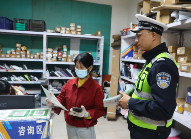 临汾公安交警走进快递公司“送”安全“递”平安