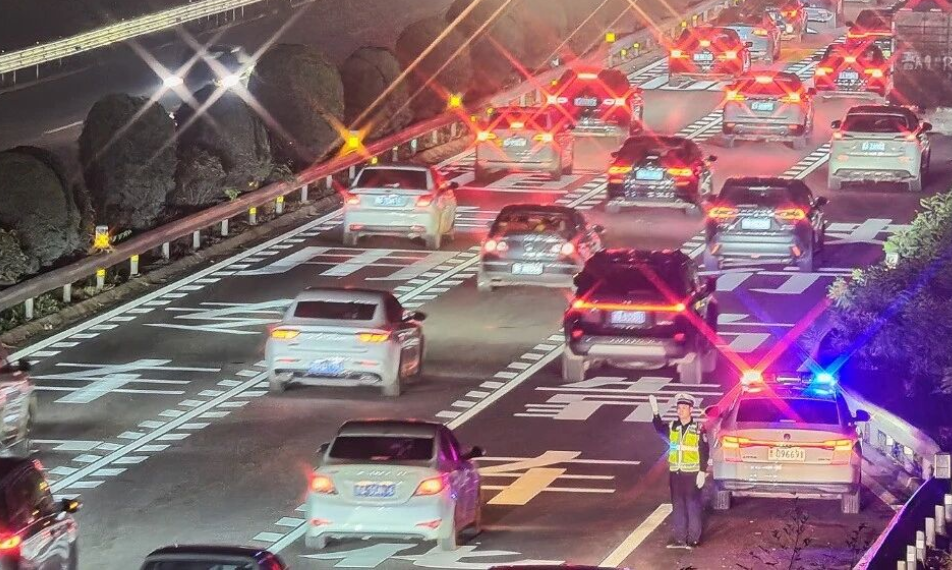 山西省公安交警国庆中秋假期坚守岗位护航群众平安出行