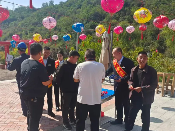 临汾浮山农商银行寨圪塔支行：假期景区送服务  精准营销拓客源