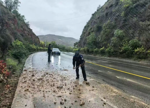 风雨砺警 “雨”你同行——太原娄烦公安：冒雨巡防查隐患  守护平安不松懈
