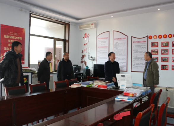 朔州右玉法院党组书记、院长王志远深入杀虎口风景名胜区二十五湾村调研驻村帮扶工作