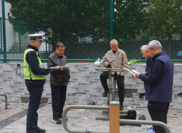 临汾公安交警走进社区开展交通安全宣传教育活动  共筑平安出行网