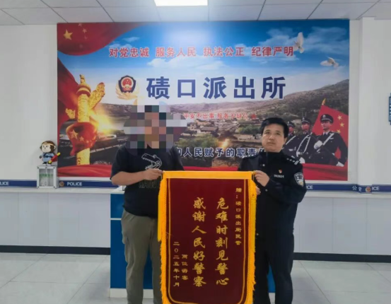 吕梁临县：外地游客不慎将车辆开进路边排水渠，幸好有警察！