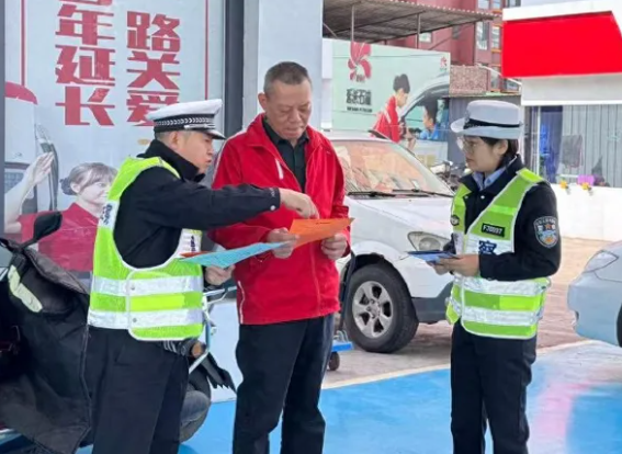 吕梁柳林交警走进加油站 加满交通安全“油”