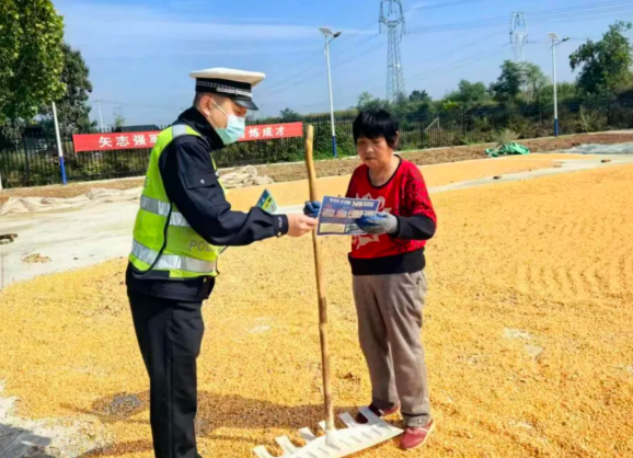 临汾公安交警组织开展护航农忙时节交通安全宣传教育活动