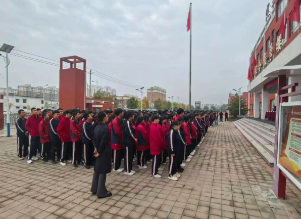 忻州定襄县检察院联合县法院开展法治进校园活动