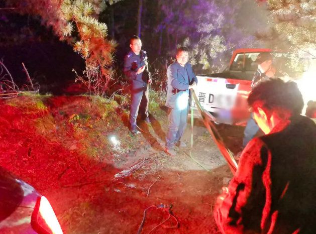 长治沁源：雾锁深山夜  温情破险途