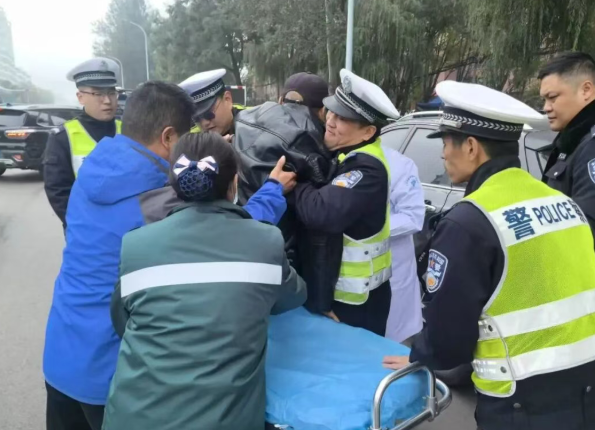 巡逻途中遇到老人受伤  长治壶关交警暖心救助及时送医
