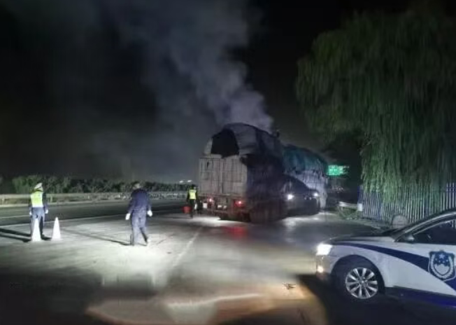 长治：烈火“突袭”货车  警消联手2小时除险