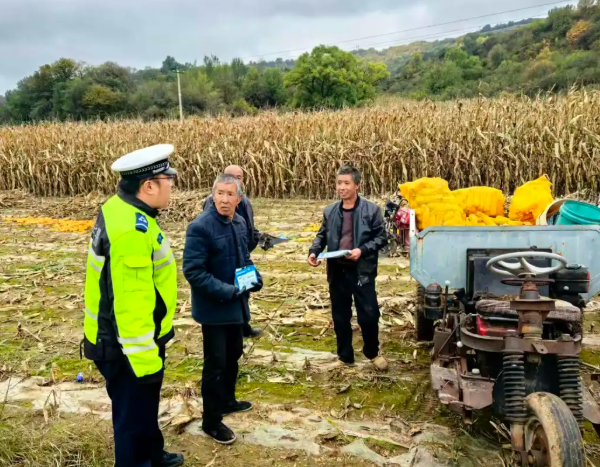 临汾蒲县：田间地头话安全  交通安全宣传“接地气”