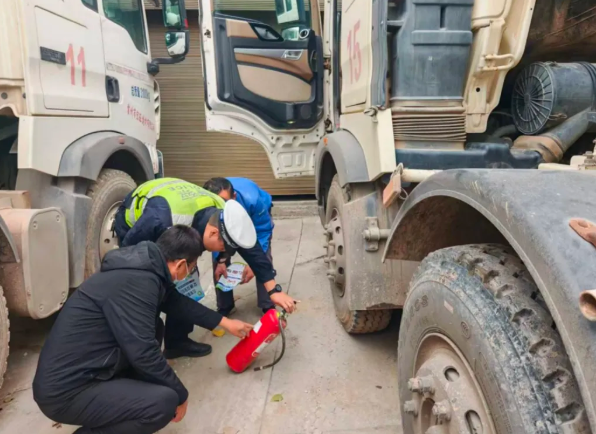 临汾公安交警交通安全进企业 共筑平安“防火墙”