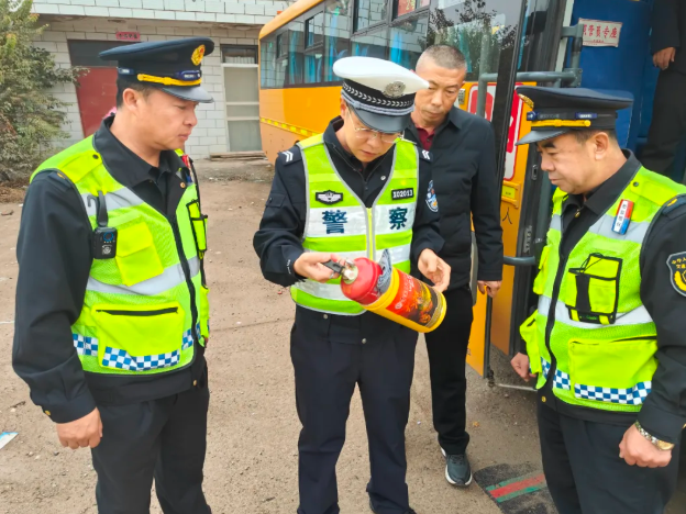 大同左云交警联合多部门深入企业开展安全检查与宣传活动