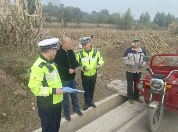 临汾蒲县公安局交管大队“铁骑”进乡村 交通安全宣传暖民心