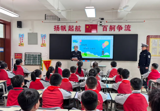 吕梁柳林：“沉浸式”体验进校园 “一盔一带”护安全