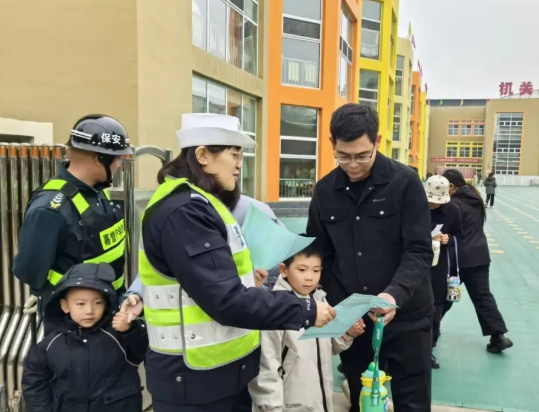 吕梁交城交警大队：交城交警进校园，“一盔一带”保安全