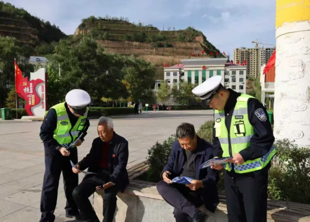 吕梁石楼交警：安全宣传进广场  文明出行记心间