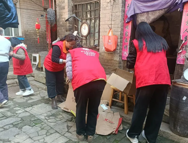 “重阳送暖意  入户传真情”晋城沁水冬日阳光志愿服务队开展重阳节关爱老人活动