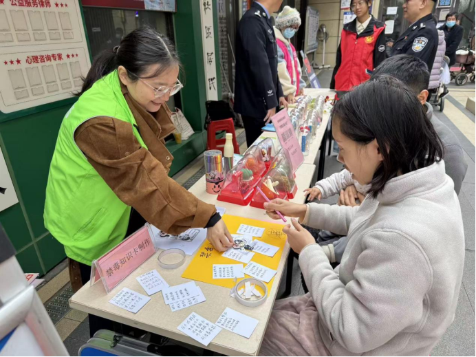 （廉政中国）禁毒微驿流动站三度启航 重阳邻里艺术节播撒防毒火种345.png