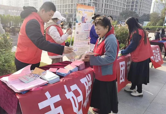 临汾市妇联普法服务亮相临汾敬老集市