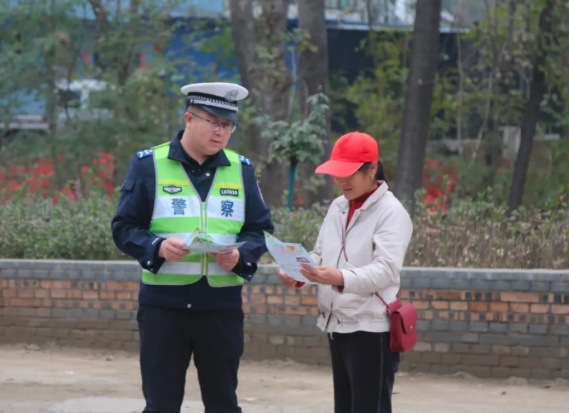 临汾公安交警进农村守好群众出行路