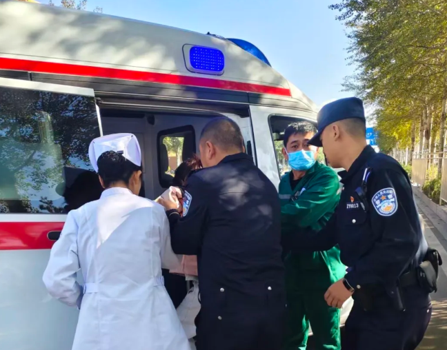 警徽闪耀护安康！朔州怀仁公安紧急救助癫痫女孩，生死时速显担当