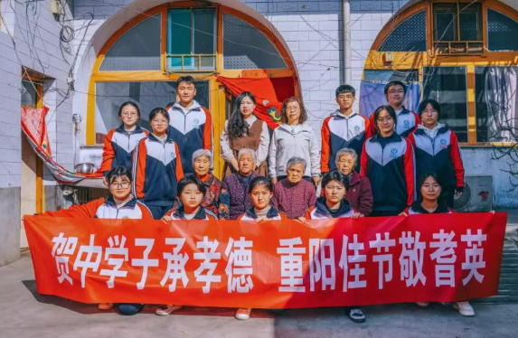 青春暖夕阳  真情献社会——吕梁市贺昌中学学子以志愿服务践行思政课堂