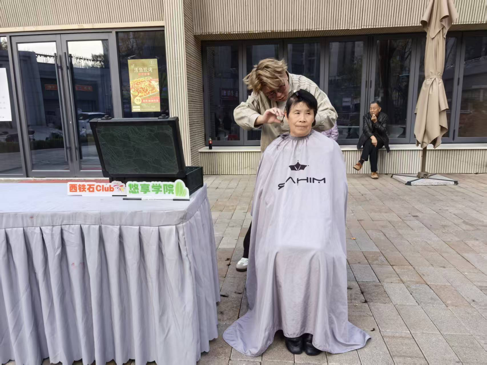 太原万柏林区小井峪街道：一推一剪皆有情  同心同行乐安宁