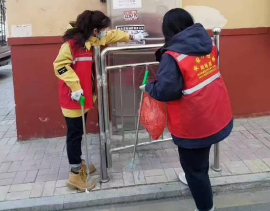 太原万柏林区和平街道康乐社区：清理楼道“顽疾”，焕新居住环境