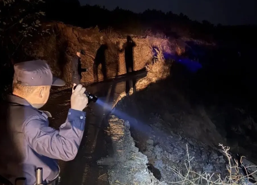 深夜抢险解困  长治壶关公安暖心护航