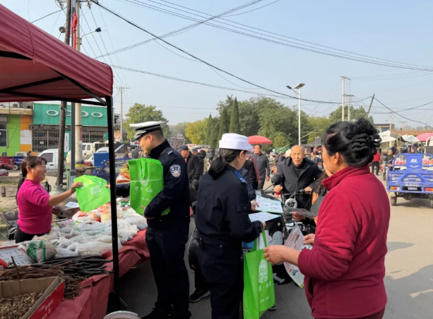 赶集日话安全！吕梁汾阳市交警走进农村集市普及交通知识