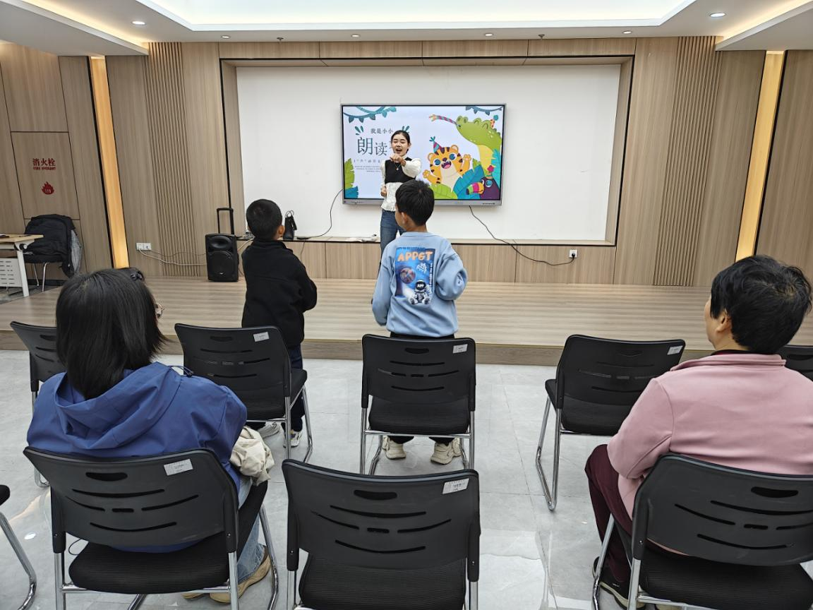 太原万柏林区小井峪街道开展“亲子共读·课本声动时光”亲子朗读