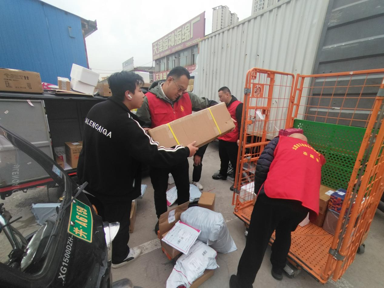 太原万柏林区长风西街街道：党建护航“双十一” 助力分拣递温情