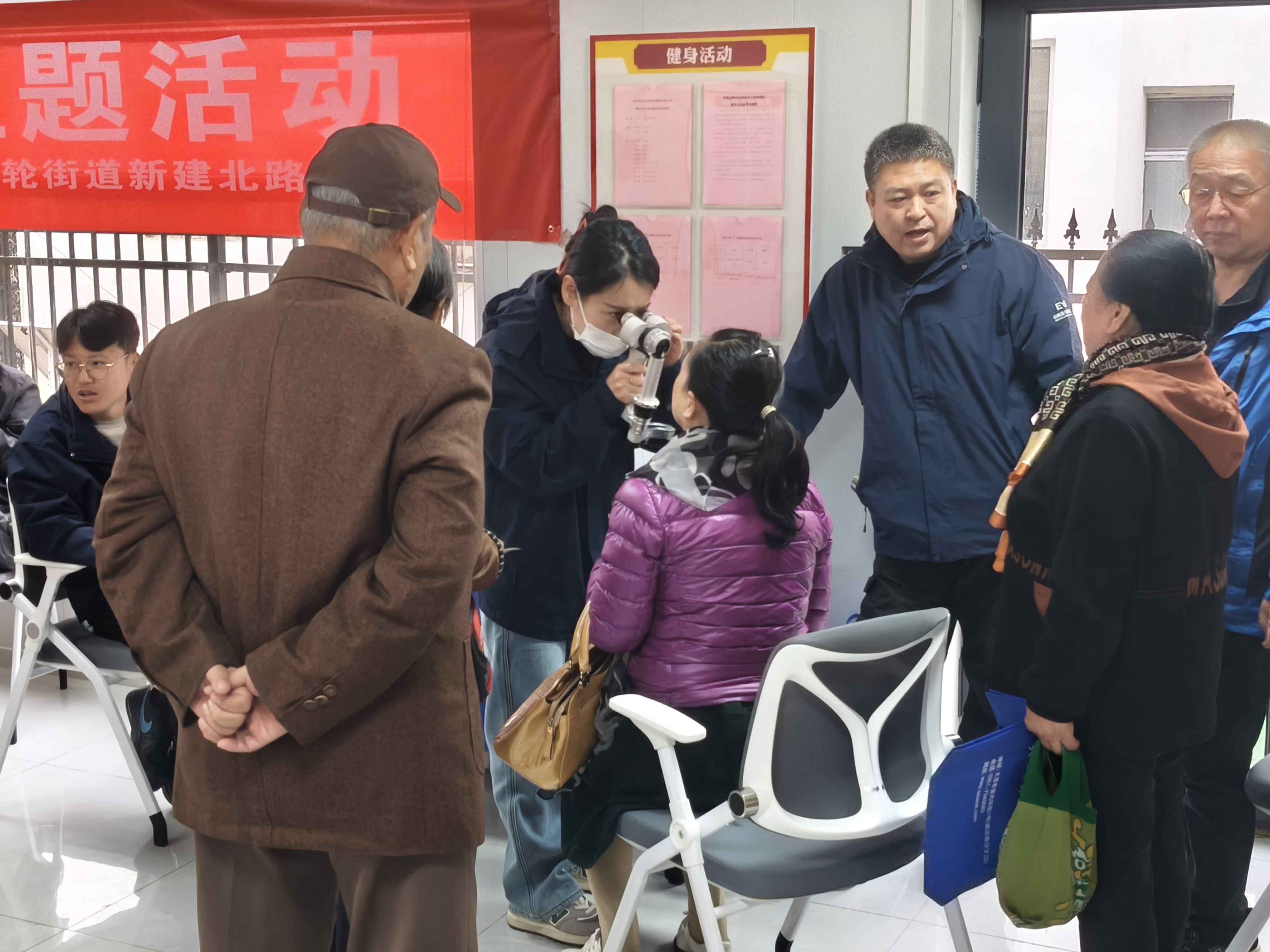 暖冬护眼  情系老人——太原杏花岭区巨轮街道新建北路社区成功开展眼部义诊活动